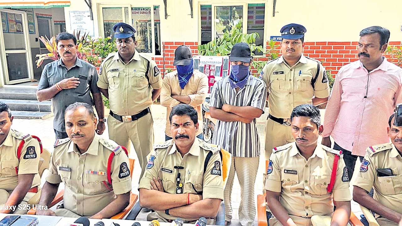 అంతర్రాష్ట్ర మొబైల్‌ ఫోన్ల చోరీ ముఠా అరెస్ట్‌