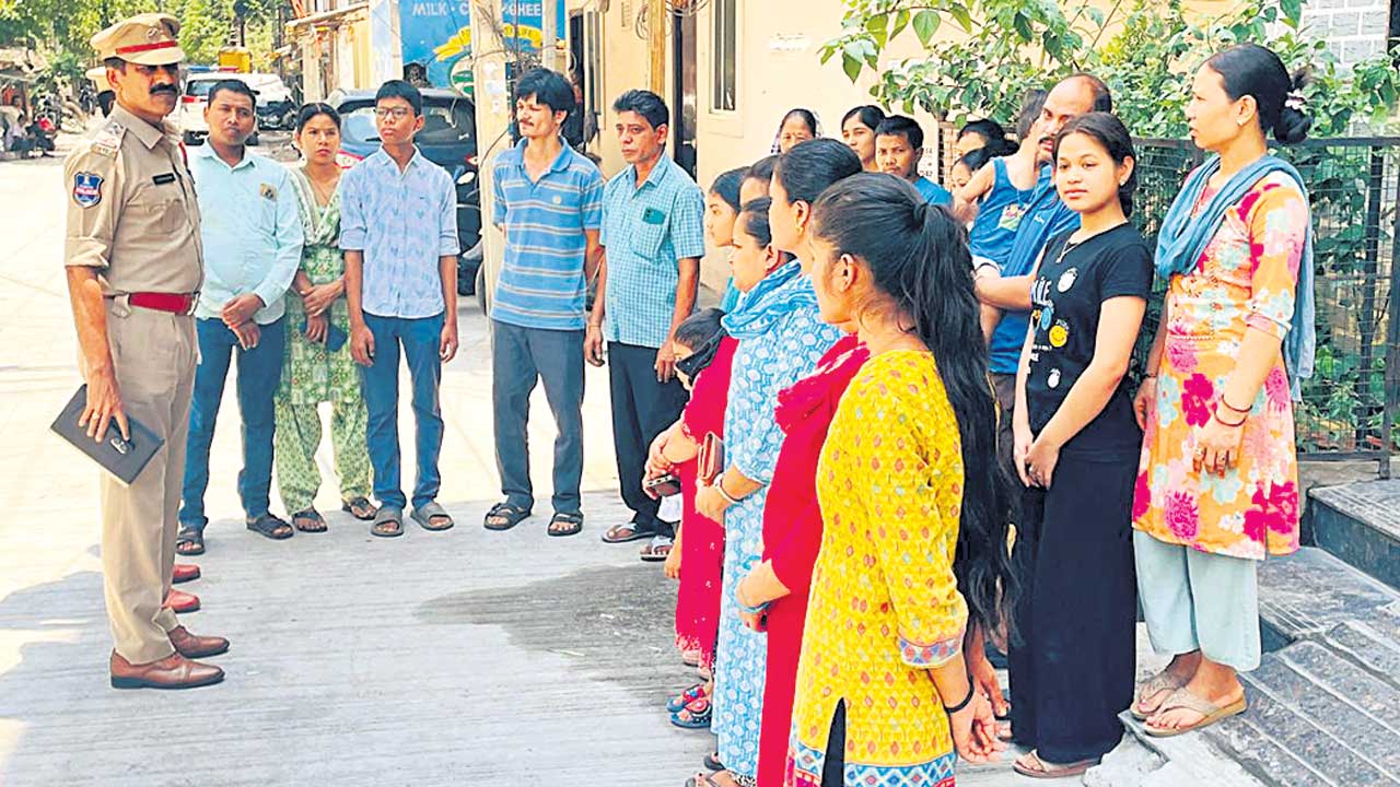 నేపాలీ పనిమనుషుల వివరాలు ఇవ్వండి!