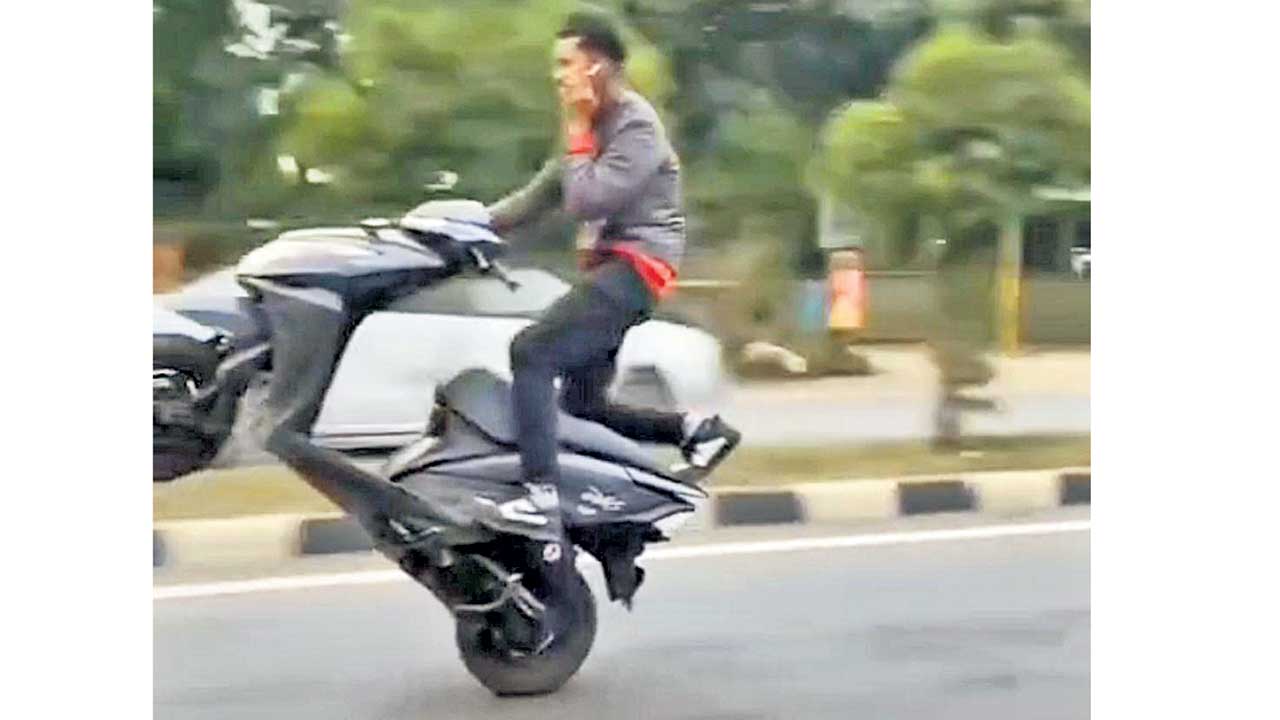 వైరల్‌ కోసం బైక్‌పై స్టంట్స్‌