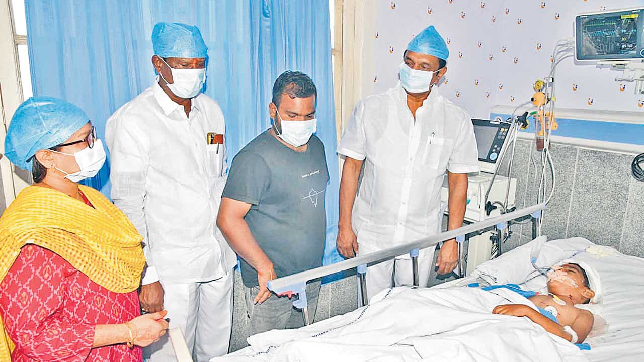 బాలుడిపై వీధికుక్కల దాడి