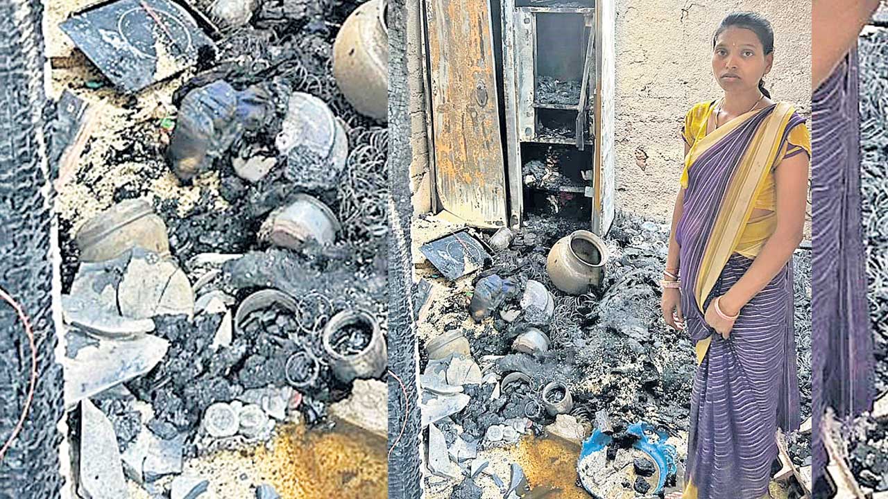 షార్ట్‌ సర్క్యూట్‌తో ఇల్లు దగ్ధం