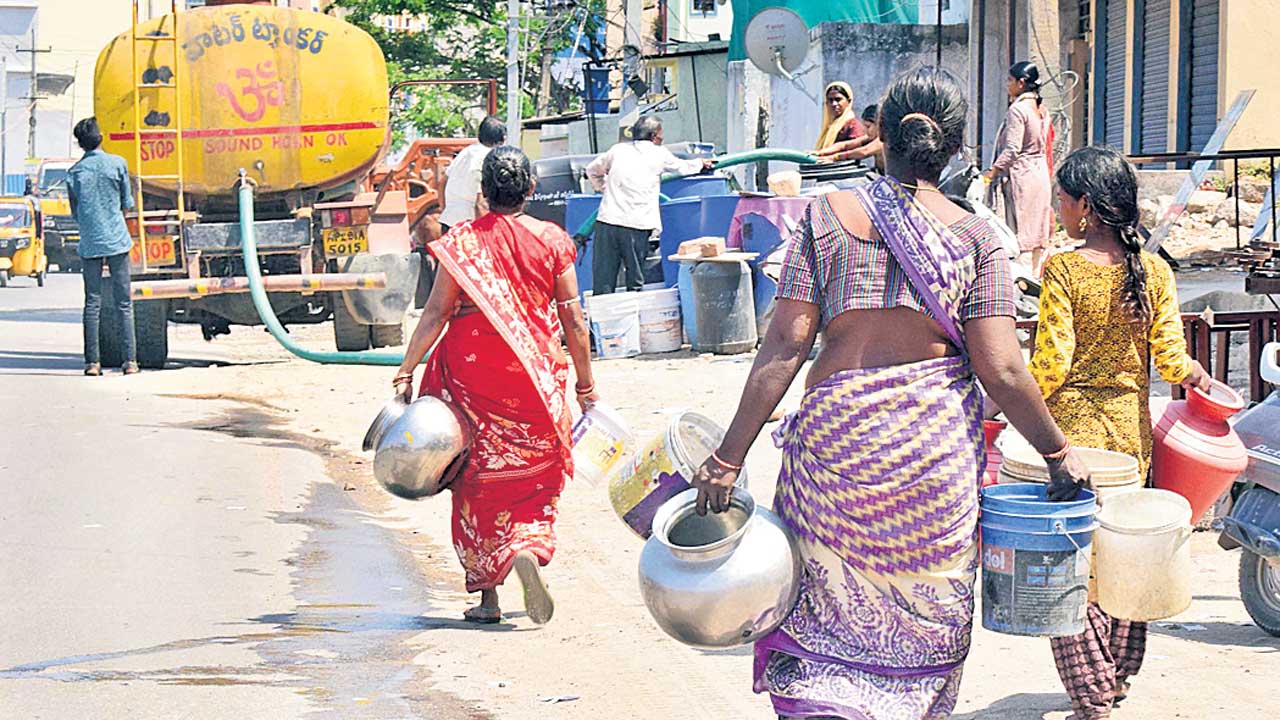 ట్యాంకర్‌ కోసం పడిగాపులు!