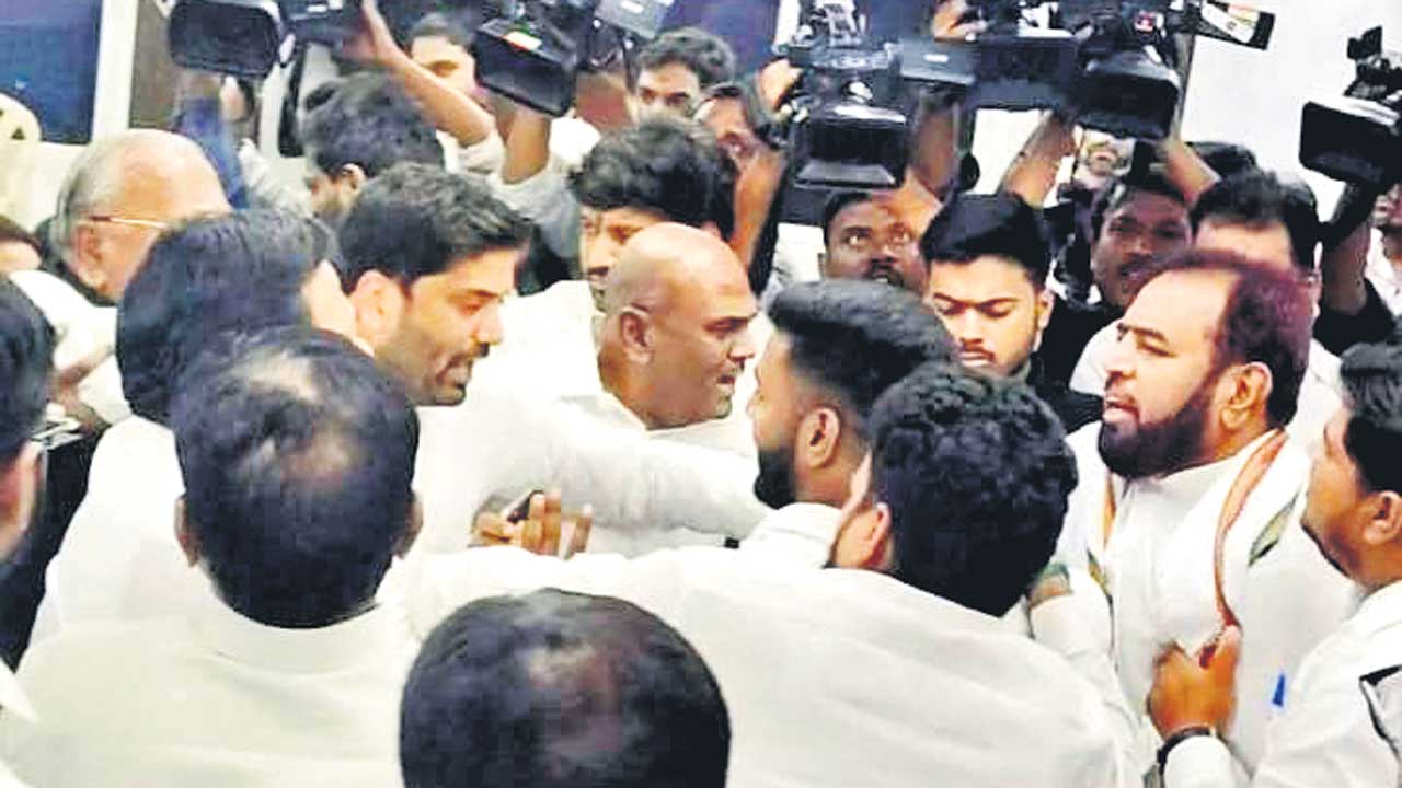కాంగ్రెస్‌ నేతలు కొట్టుకుండ్రు