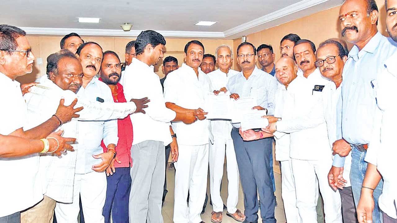 ఇండ్లు కూల్చడమే ప్రభుత్వ లక్ష్యమా?