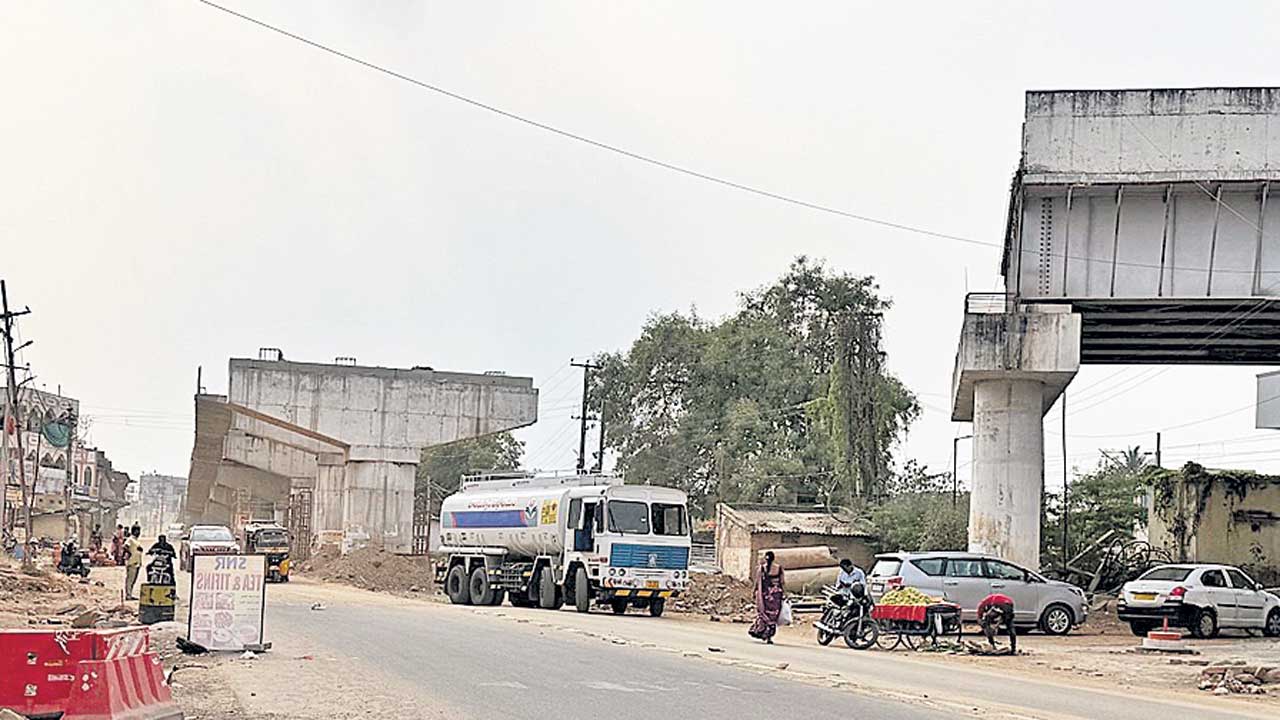 ఘట్‌కేసర్‌ బ్రిడ్జి నిర్మాణ పనుల తీరుపై ప్రజా ఆగ్రహం