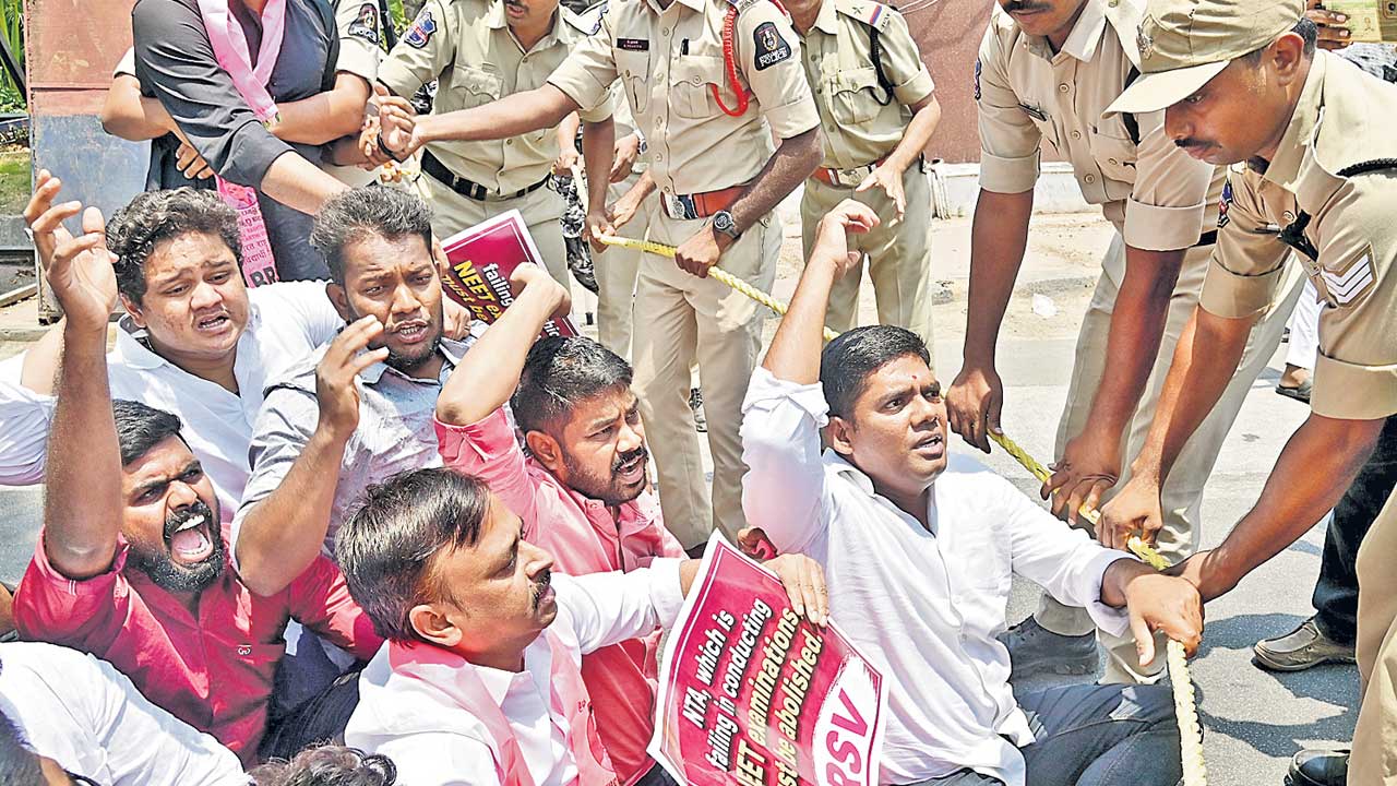 నీట్‌ లీకేజీపై బీఆర్‌ఎస్వీ నిరసన