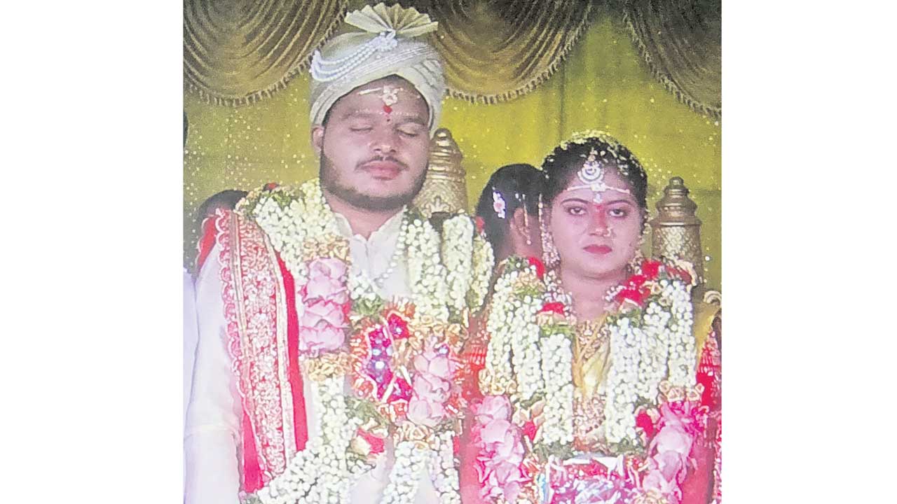 నవ దంపతులు ఆత్మహత్య
