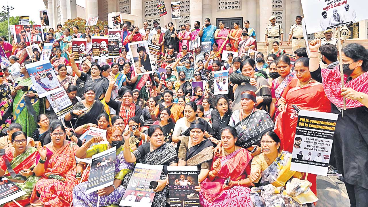 బండి భగీరథ్‌ను అరెస్టు చేయాలి
