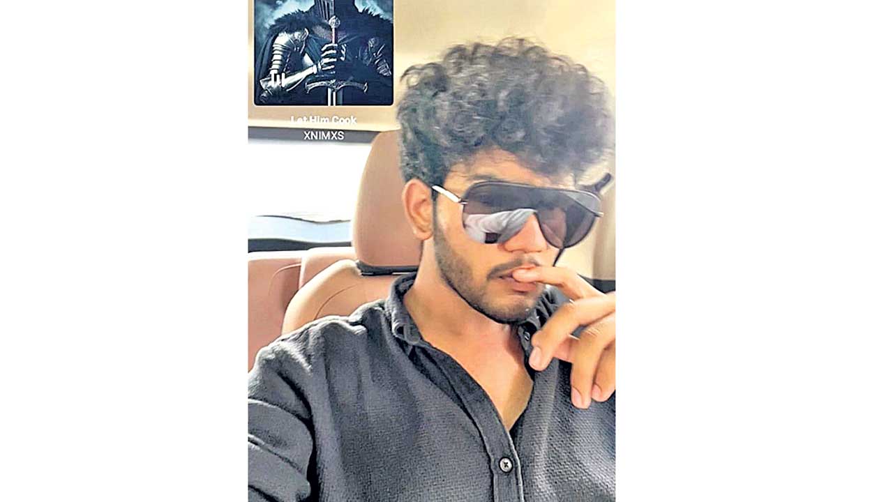 ఖరీదైన కార్లలో తిరుగుతూ యువతులకు గాలం