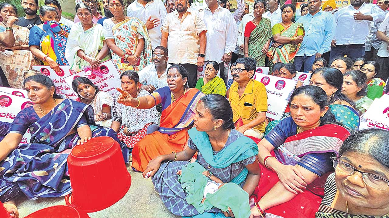 ఖాళీ బిందెలతో నిరసన