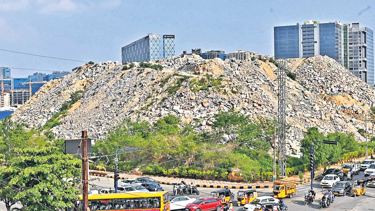 ఐటీ సాక్షీగా.. వ్యర్థాల గుట్టలు