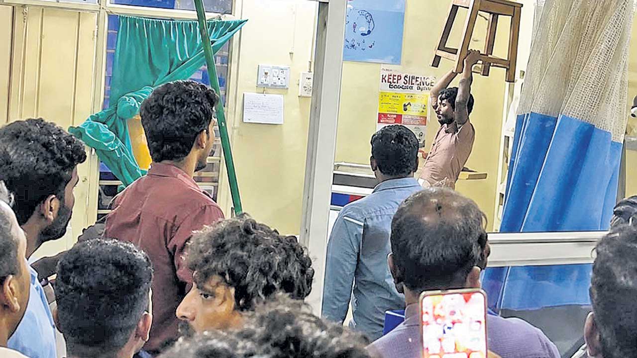 ప్రభుత్వ దవాఖానలో సైకో వీరంగం