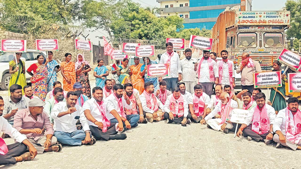 నత్తనడకన రోడ్డు విస్తరణ భగ్గుమన్న బీఆర్‌ఎస్‌