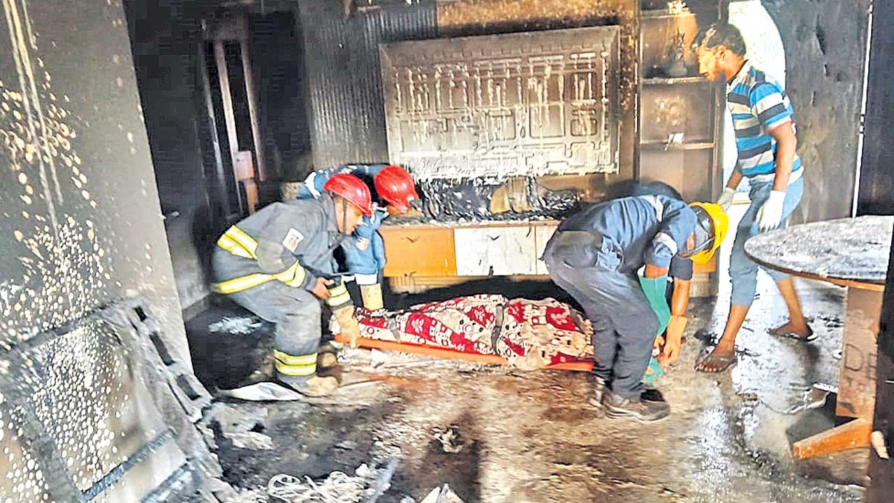 మంటల్లో చిక్కుకొని..యువకుడి మృతి