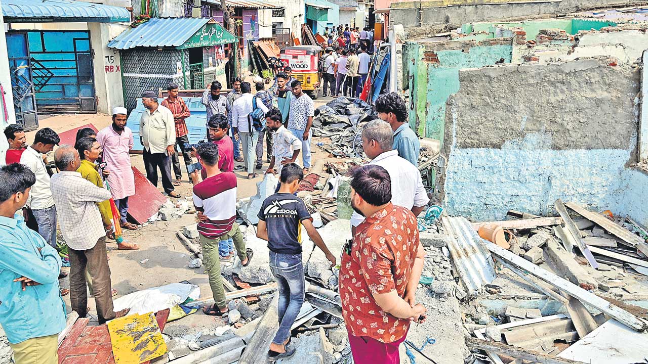 బుల్డోజర్‌ బాధితులకు నీడనిస్తున్న కేసీఆర్‌ ఇండ్లు