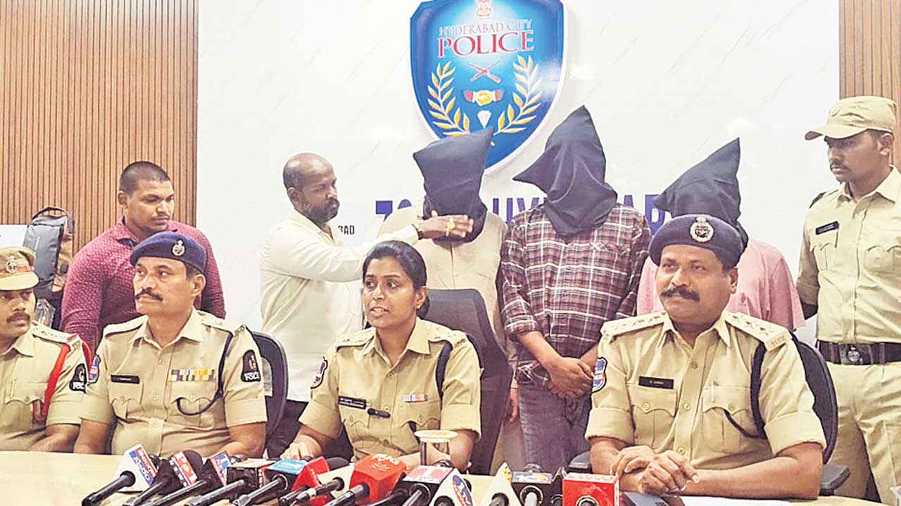 ఉద్యోగం ఇప్పిస్తామంటూ మోసాలు