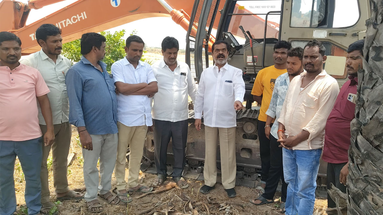 Illegal Sand Transport | రాఘవ కన్‌స్ట్రక్షన్‌ తరలిస్తున్న ఇసుక అక్రమ రవాణాను అడ్డుకున్న మాజీ ఎమ్మెల్యే
