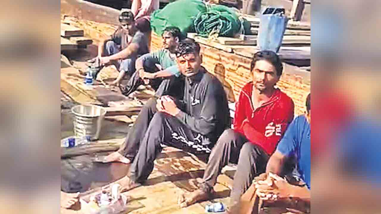హొర్ముజ్‌లో భారత నౌకపై కాల్పులు