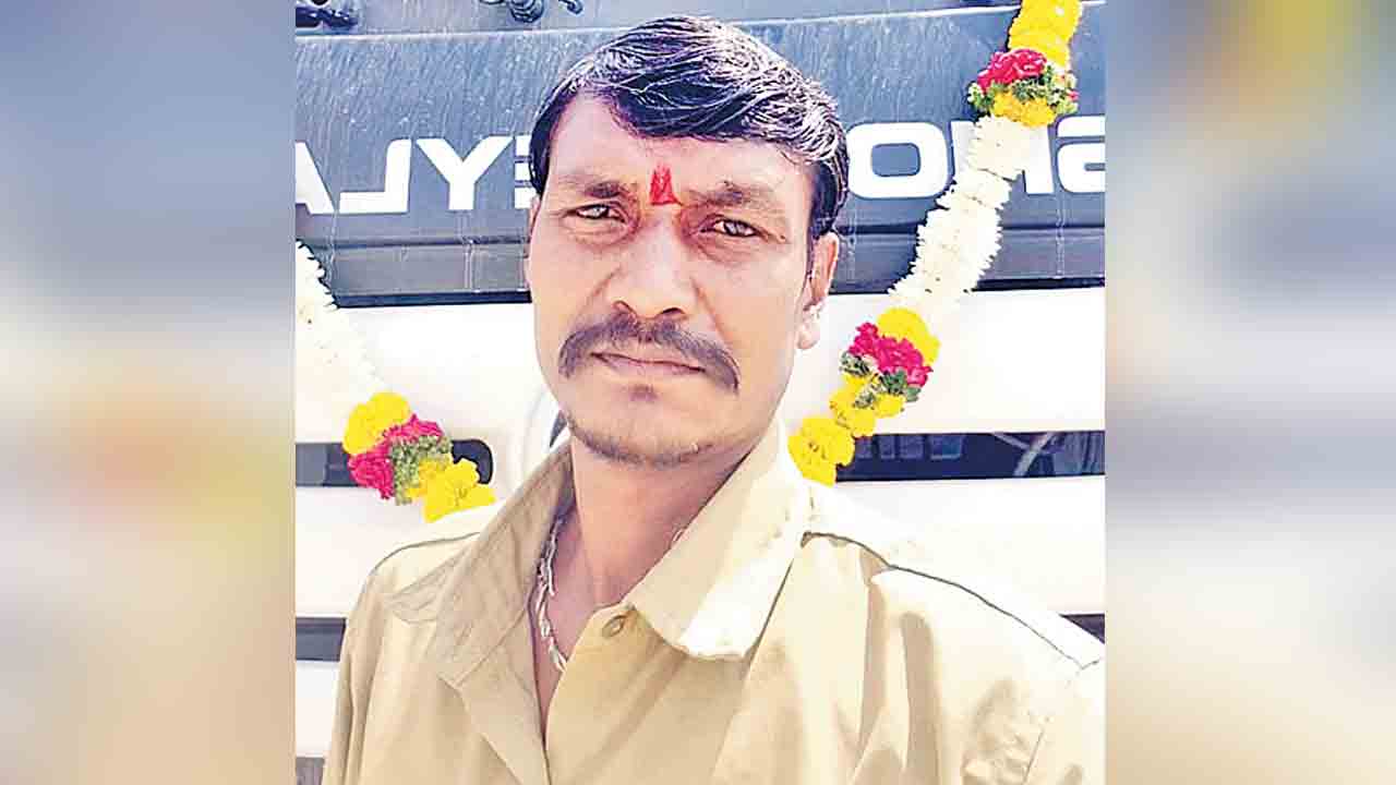 మక్కల అన్‌లోడ్‌లో జాప్యం.. లారీ డ్రైవర్‌ మృతి