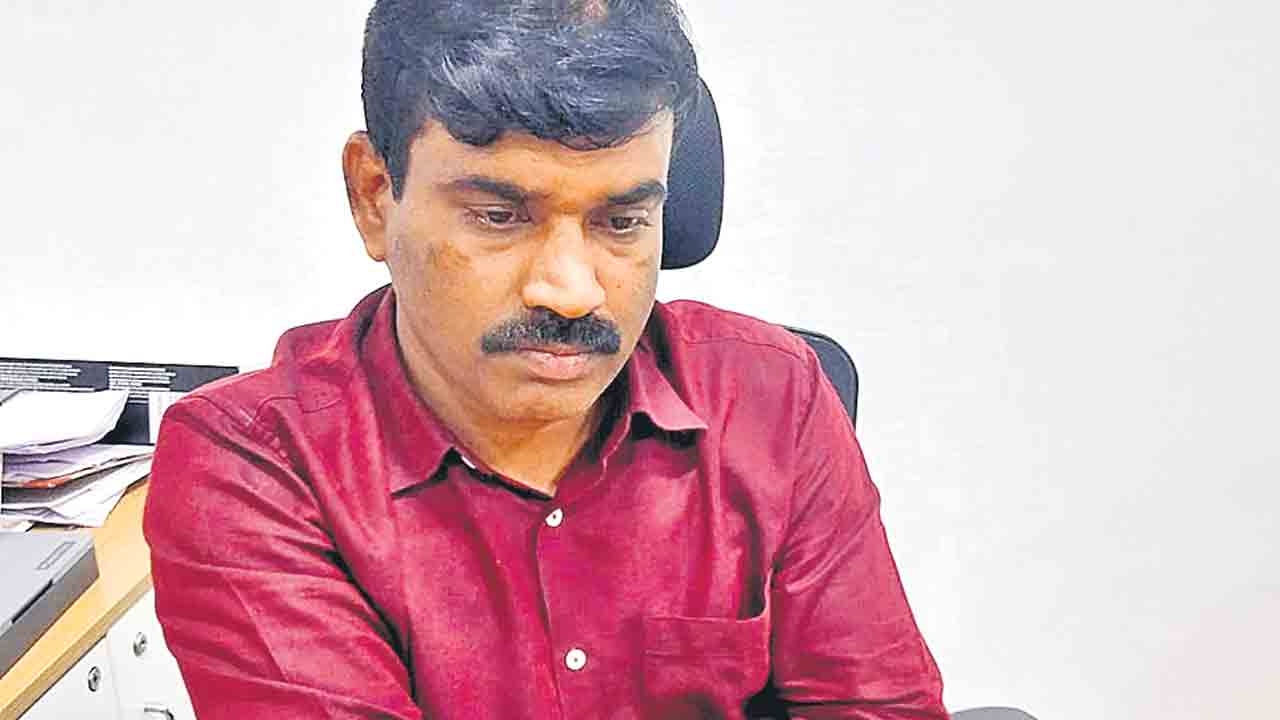 రూ. 4 లక్షల లంచం అడిగి..