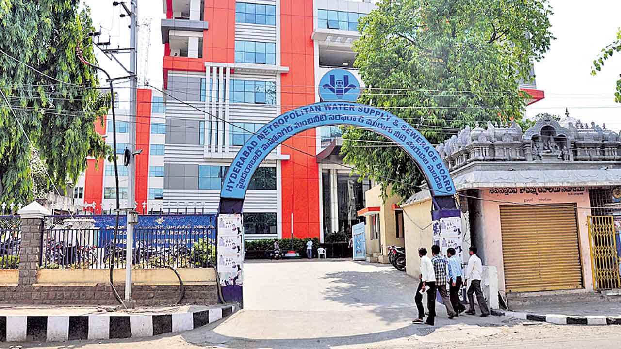 ముప్పుతిప్పలు పెడుతూ!