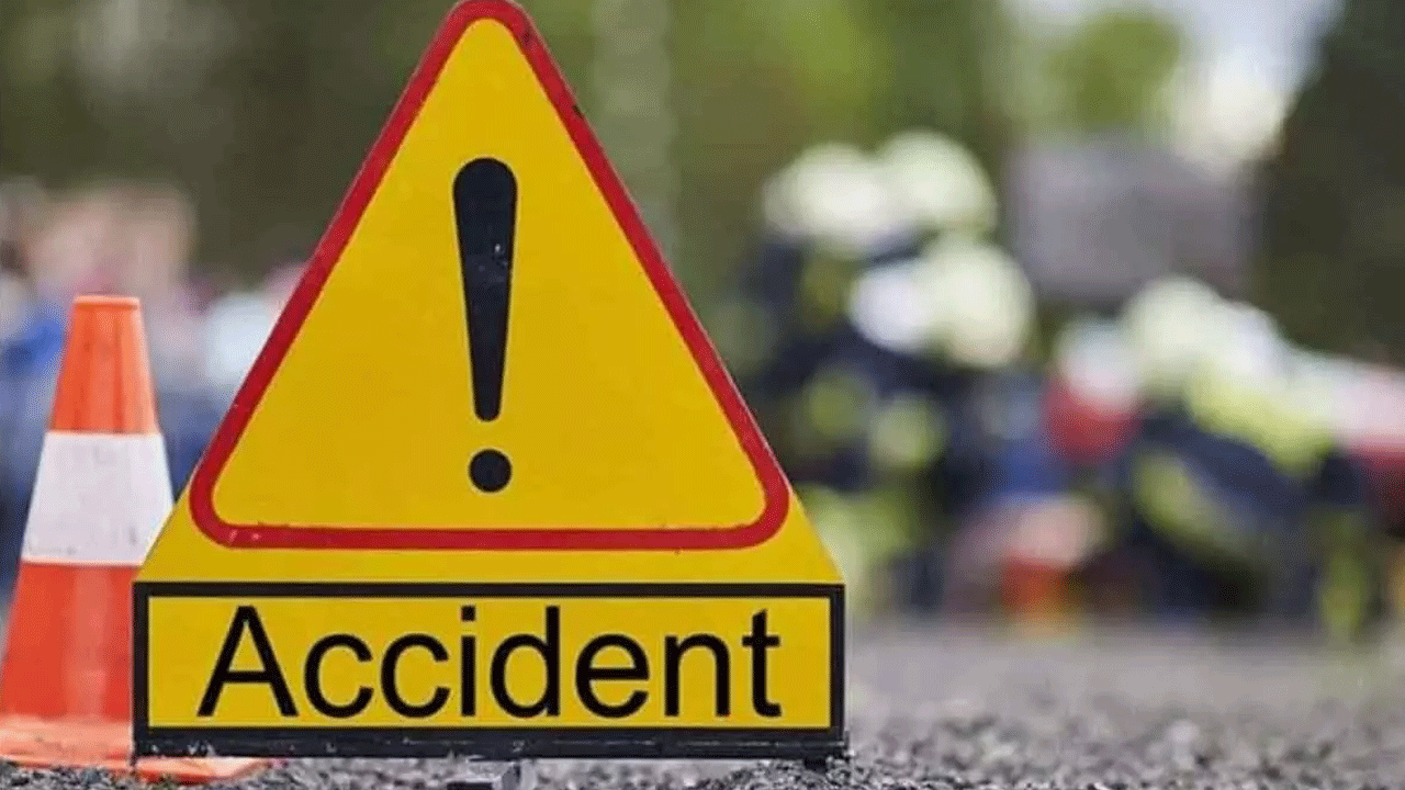 Road accident | ఆగి ఉన్న లారీని ఢీకొట్టిన కారు.. ఎన్నారై టెకీ దుర్మరణం