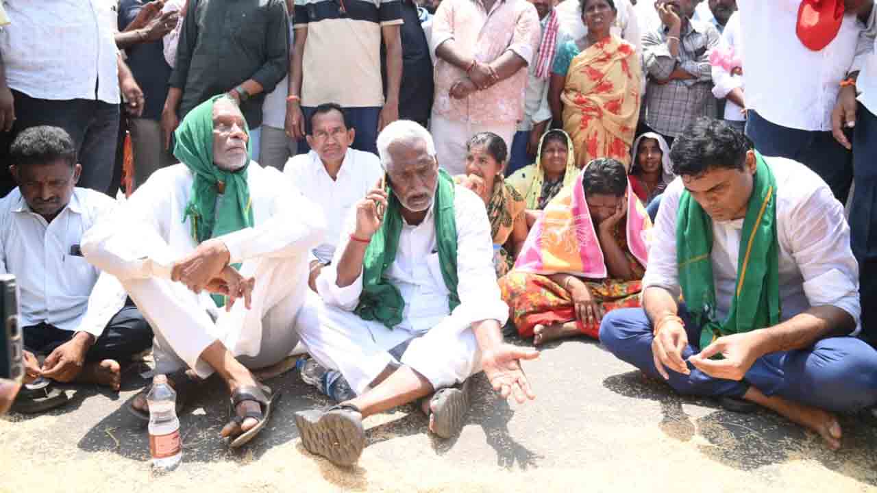 Jeevan Reddy | రైతుల కుటుంబాలకు న్యాయం చేయాలి.. నాలుగున్నర గంటలుగా జీవన్ రెడ్డి ధర్నా.. వీడియో