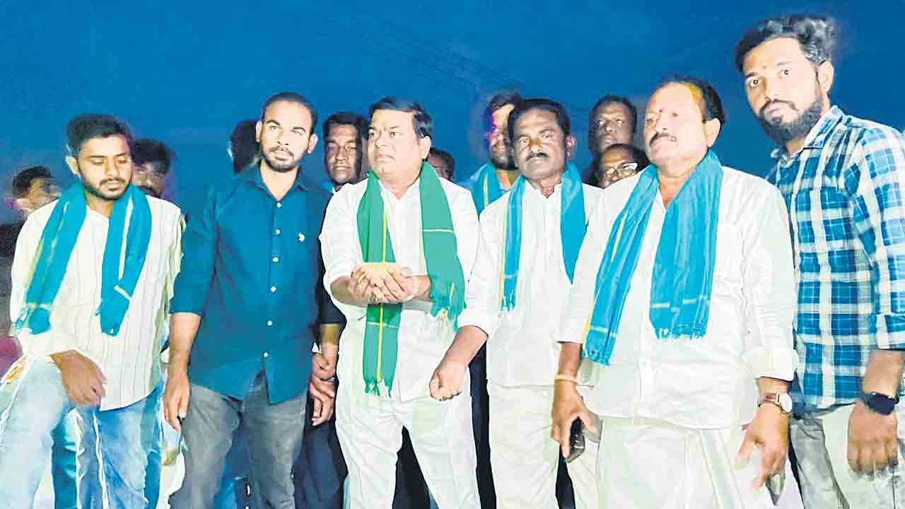రైతులు ఇబ్బందుల్లో ఉంటే పట్టించుకోరా?