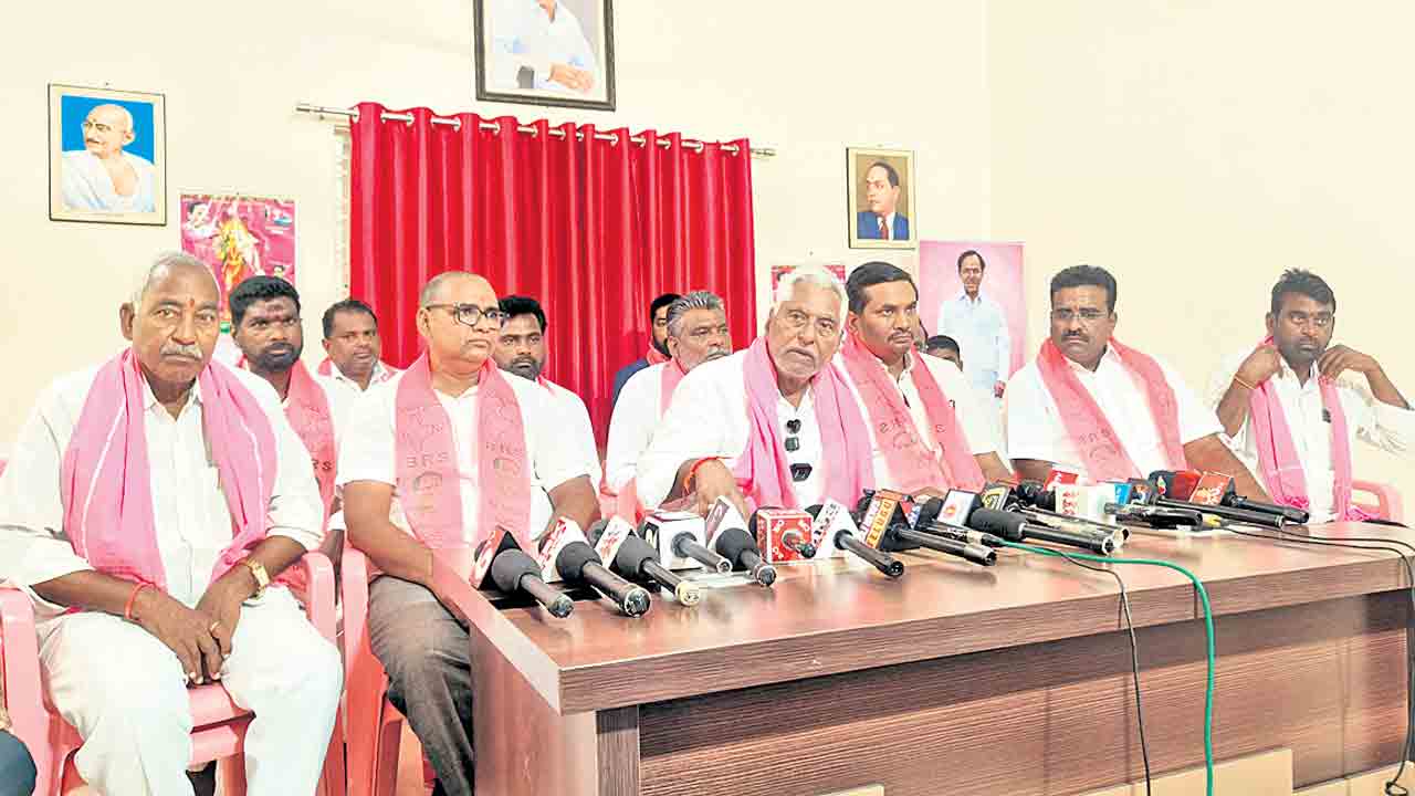 పంట అమ్ముకోవడానికి ఇన్ని తిప్పలా!