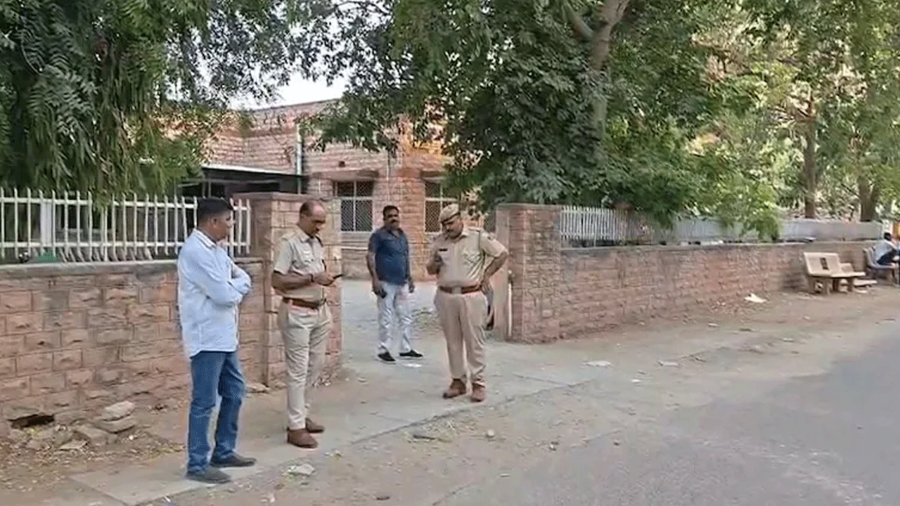 Crime News | ఏండ్లుగా అత్యాచారం.. వీడియోలు తీసి బ్లాక్ మెయిల్‌.. అక్కాచెల్లెళ్లు ఆత్మహత్య..!