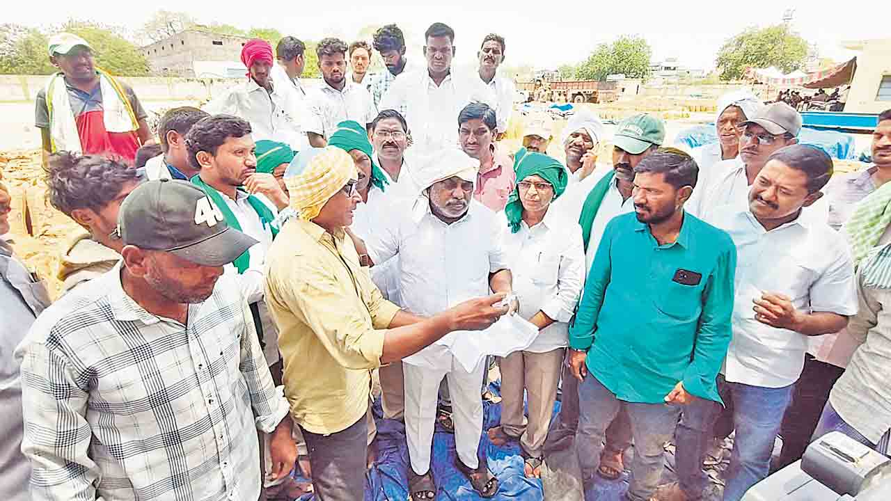 జొన్నల కొనుగోలులో సర్కార్‌ విఫలం.. మాజీ మంత్రి జోగు రామన్న
