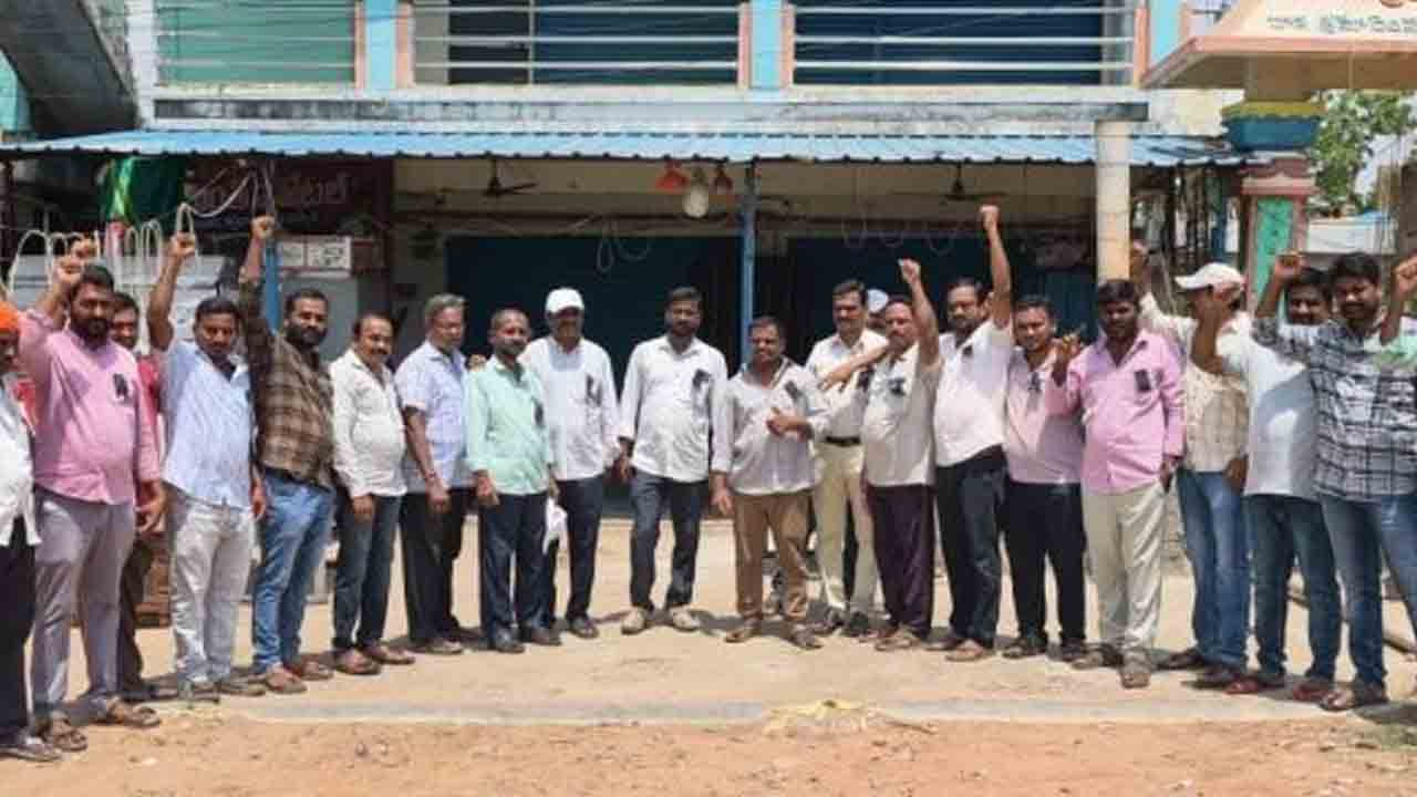 మాపై వార్తలు రాస్తే ఇండ్లపై దాడి చేస్తం!.. ఏటూరునాగారం జర్నలిస్టులకు కాంగ్రెస్‌ నాయకుల బెదిరింపులు