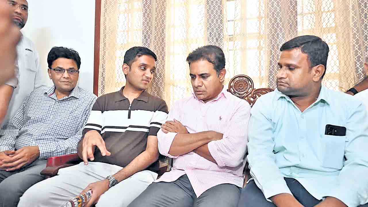 న్యాయవాది కుటుంబానికి పరామర్శ