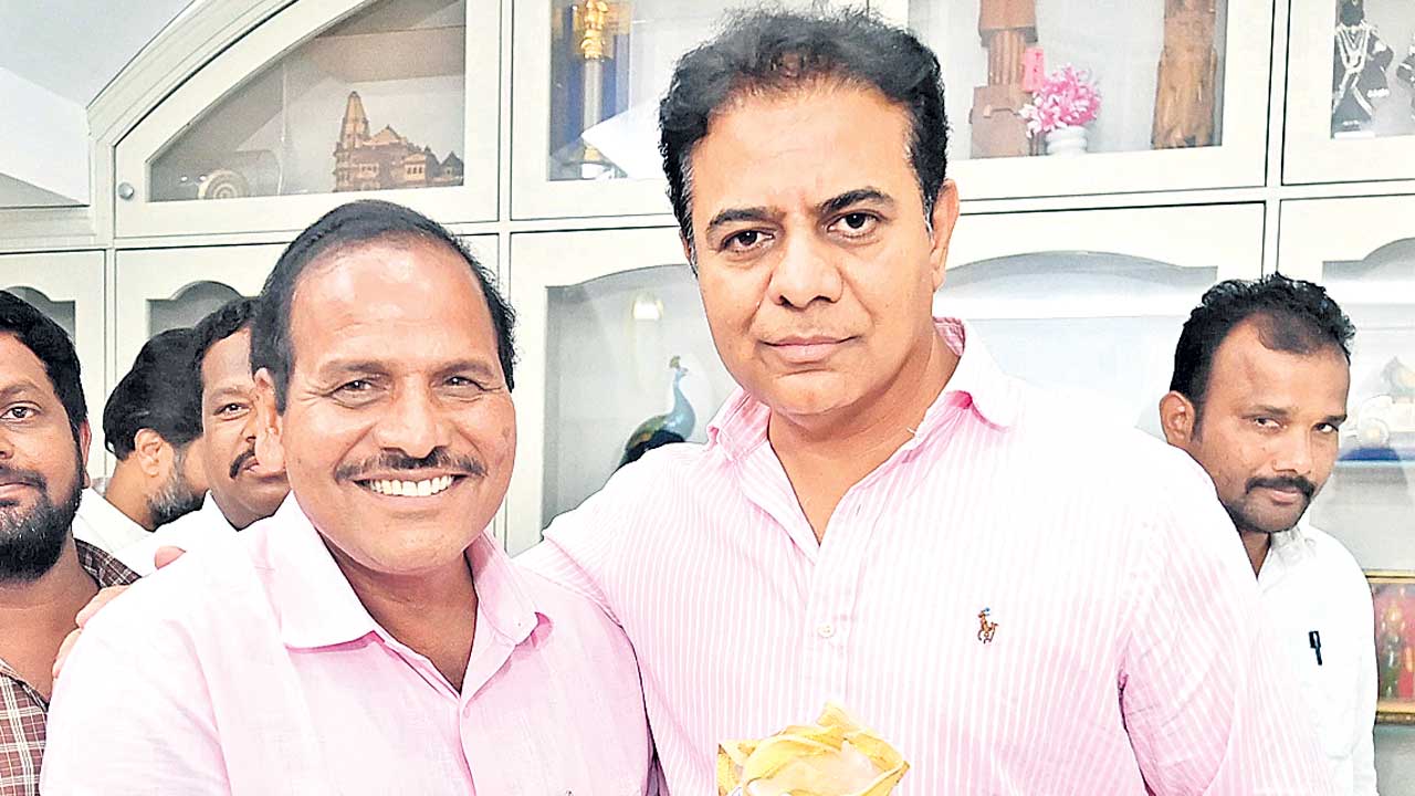 కేటీఆర్‌ను కలిసిన ఆంజనేయులు