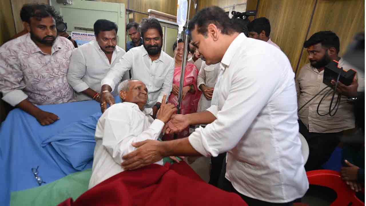 KTR | బీఆర్ఎస్ పార్టీ సీనియర్ కార్యకర్త సురేందర్‌కు కేటీఆర్ పరామర్శ