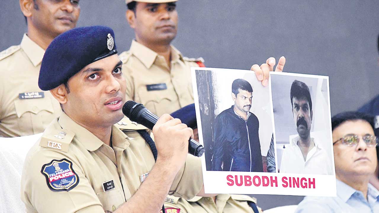 పగులగొట్టిన ఫోనే పట్టించింది?