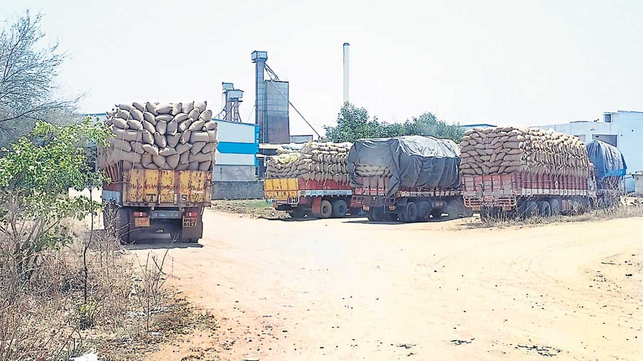 మిల్లుల వద్దే లారీలు