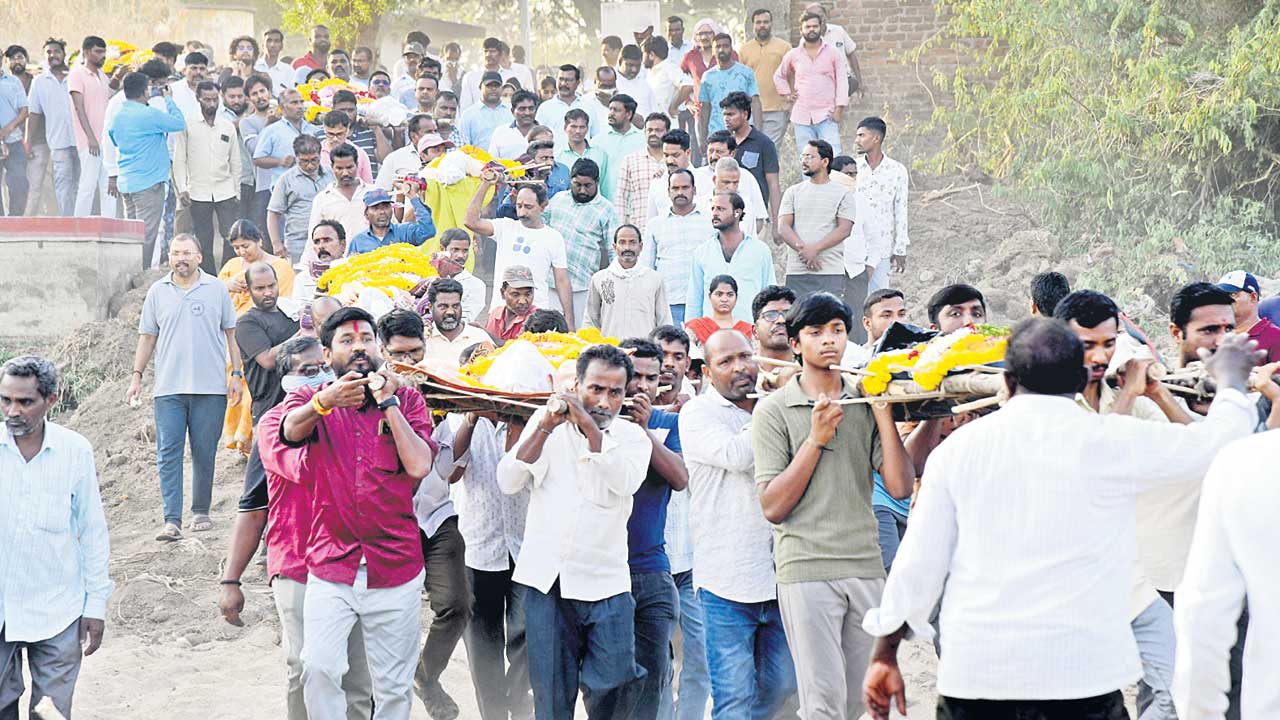 కన్నీటి వీడ్కోలు