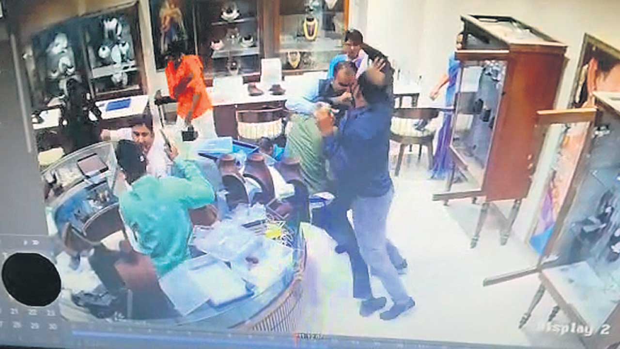 ఉలిక్కిపడ్డ కరీంనగరం