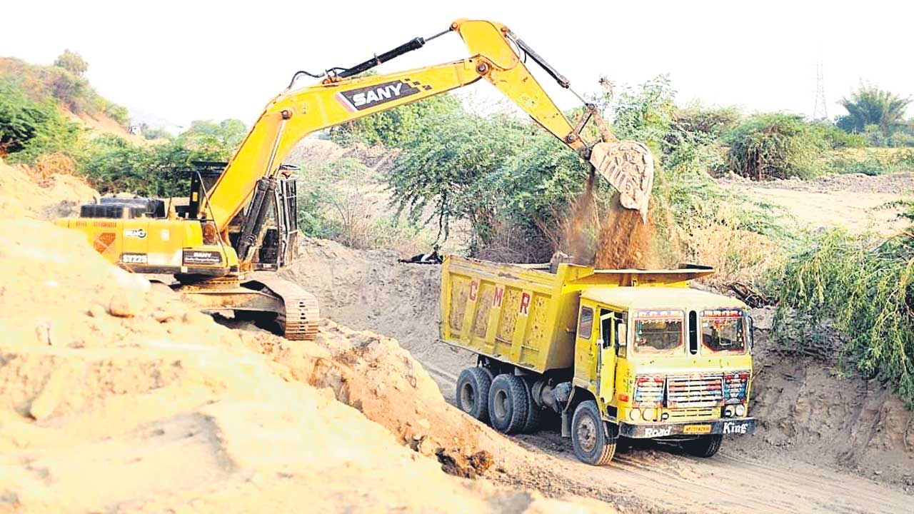 ఓబీ మట్టి లూటీ?