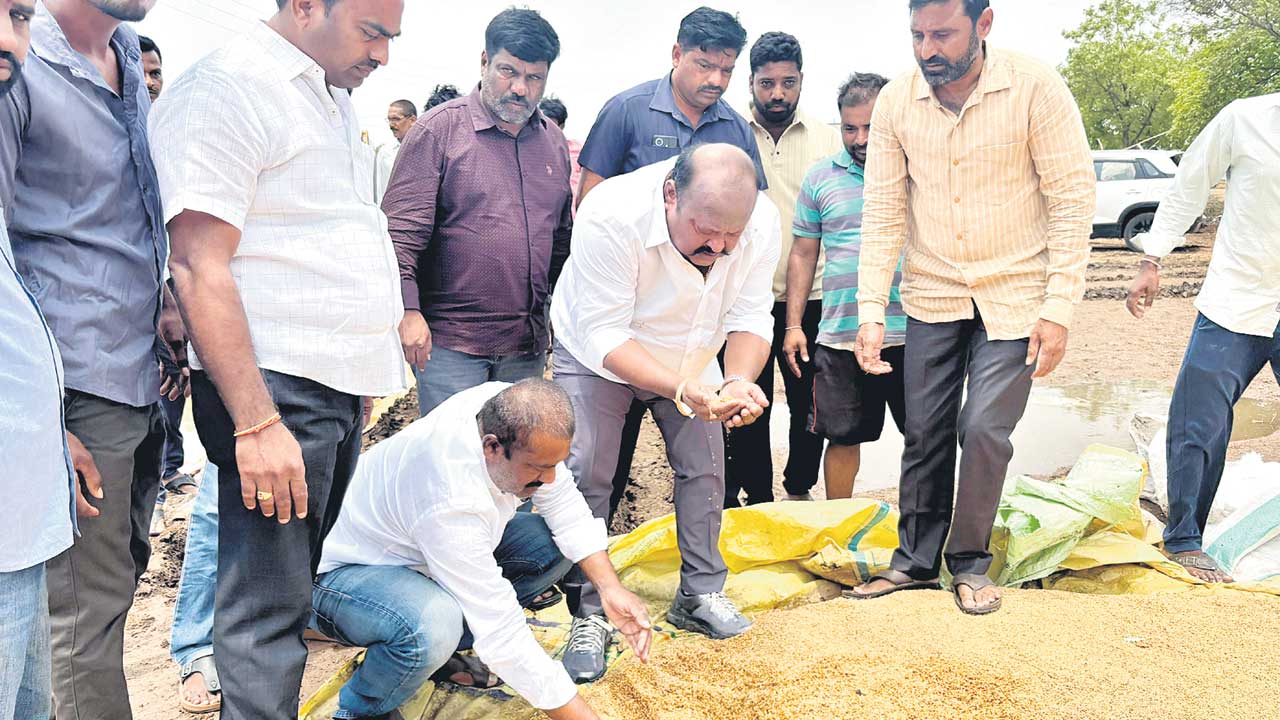 తడిసిన ధాన్యం బాధ్యత అధికారులదే..