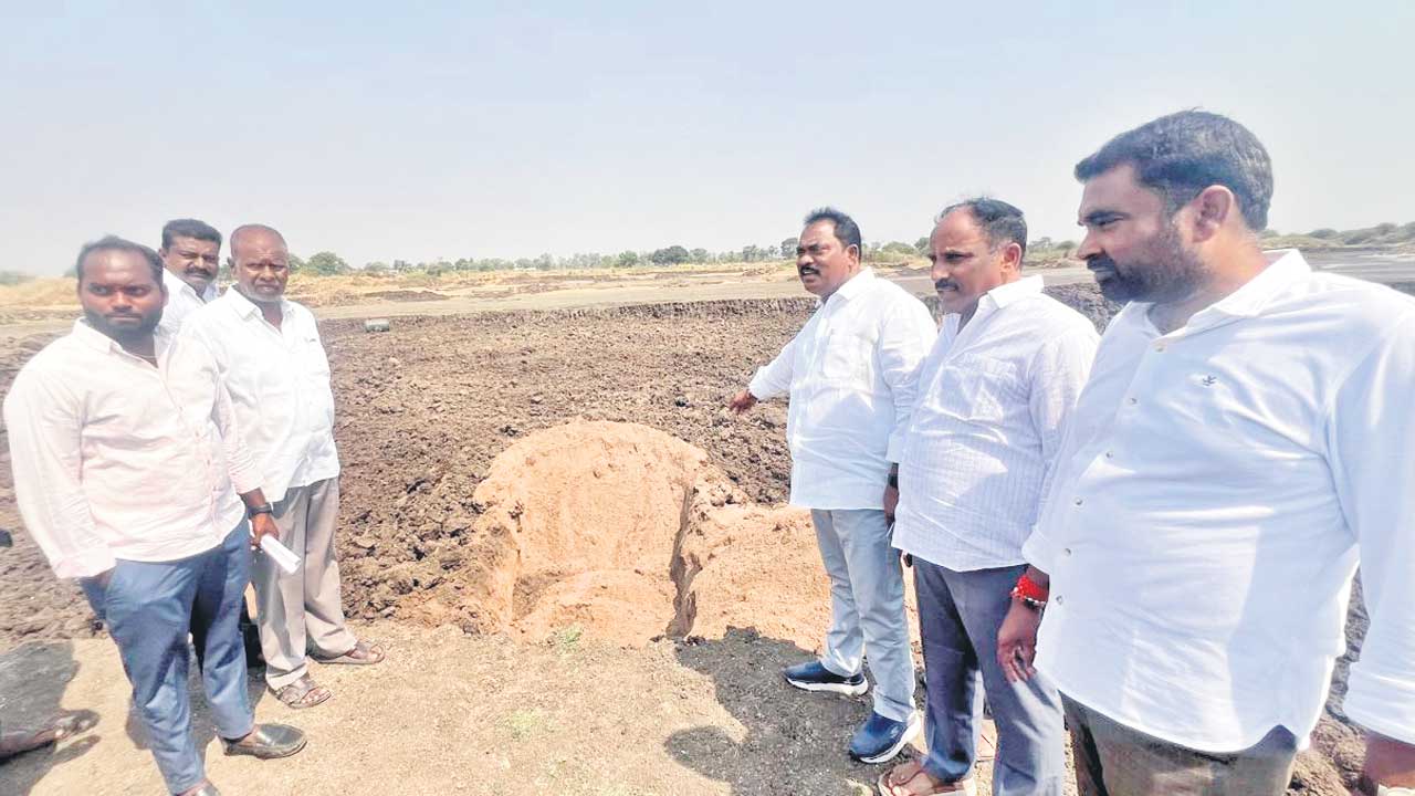 మట్టి మాఫియా చేతిలో చెరువుల విధ్వంసం