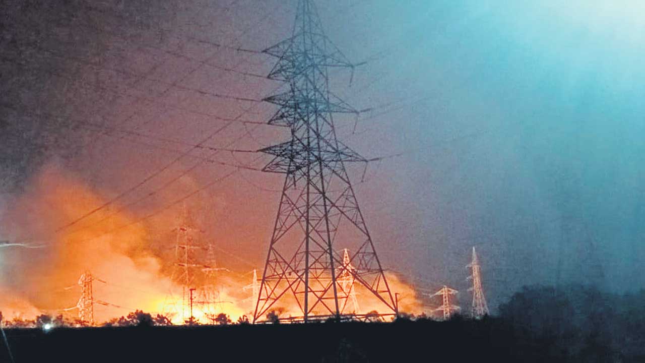 దుర్శేడ్‌ సబ్‌స్టేషన్‌ సమీపంలో మంటలు