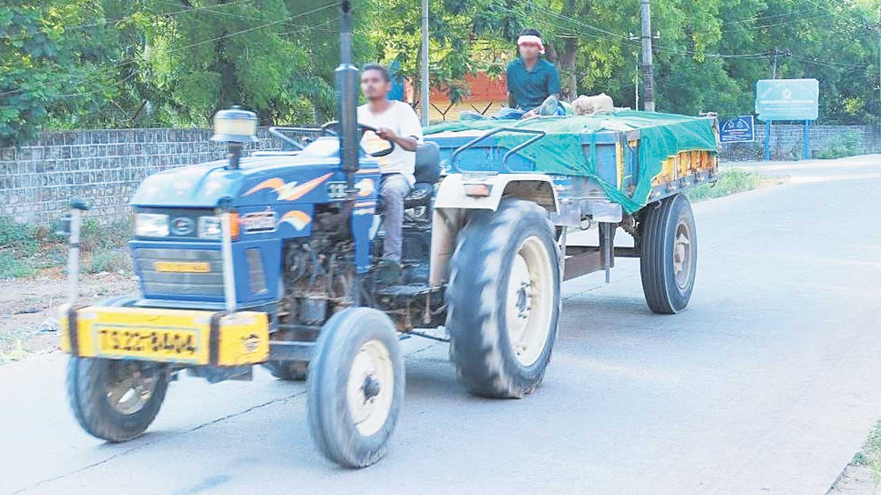 గోదావరిలో ఇసుక తోడేళ్లు