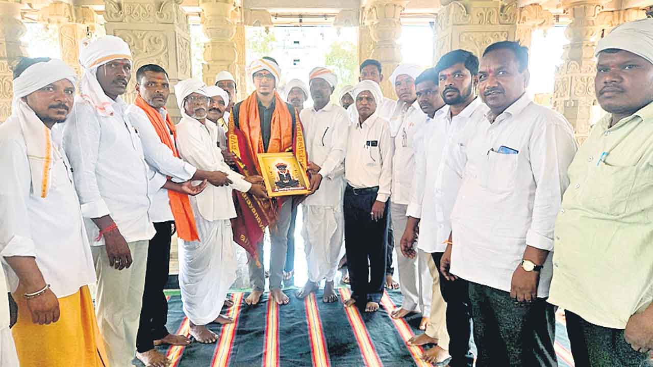 నాగోబా ఆలయాన్ని సందర్శించిన ఐటీడీఏ పీవో