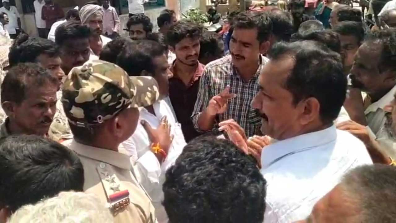రోడ్డెక్కిన రైతన్న