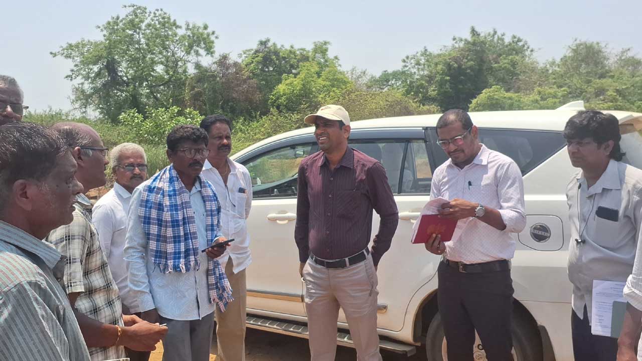ఖాళీ భూమి కనబడితే కబ్జా!