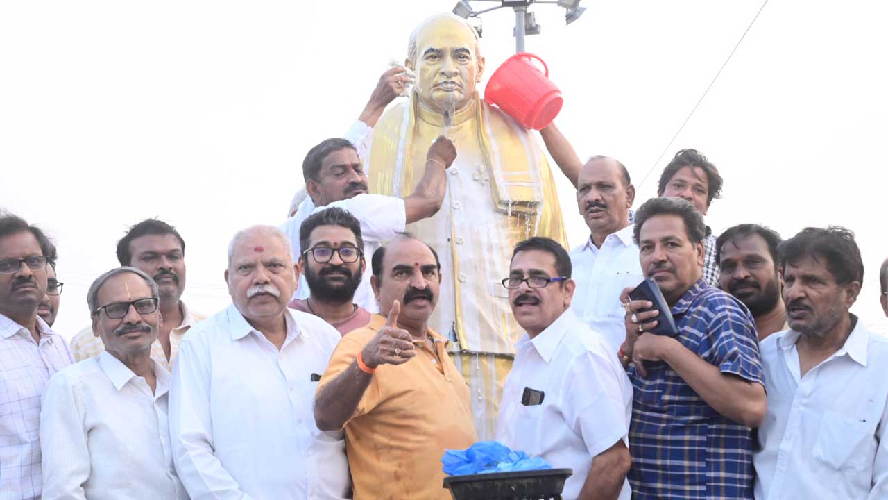 ‘పీవీ’ ప్రాంగణంలో పైలాన్‌ కట్టడాల తొలగింపు