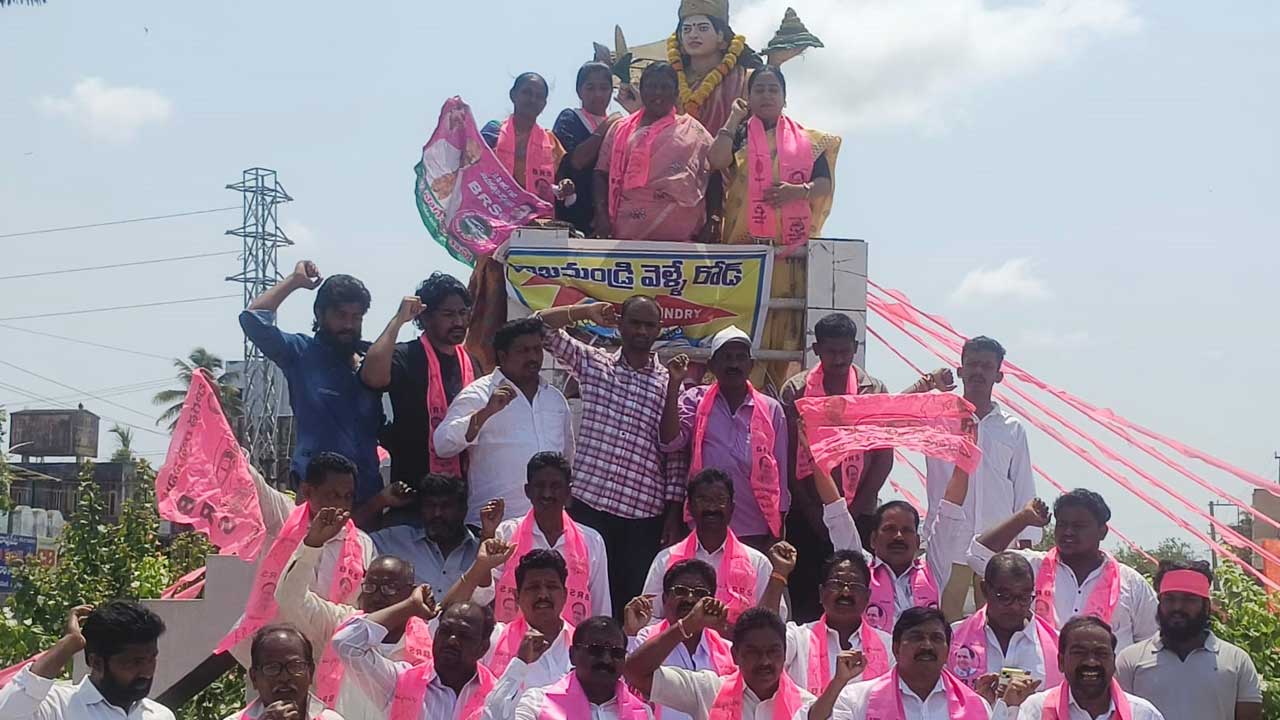 బండి భగీరథ్‌ను అరెస్టు చేయాలి