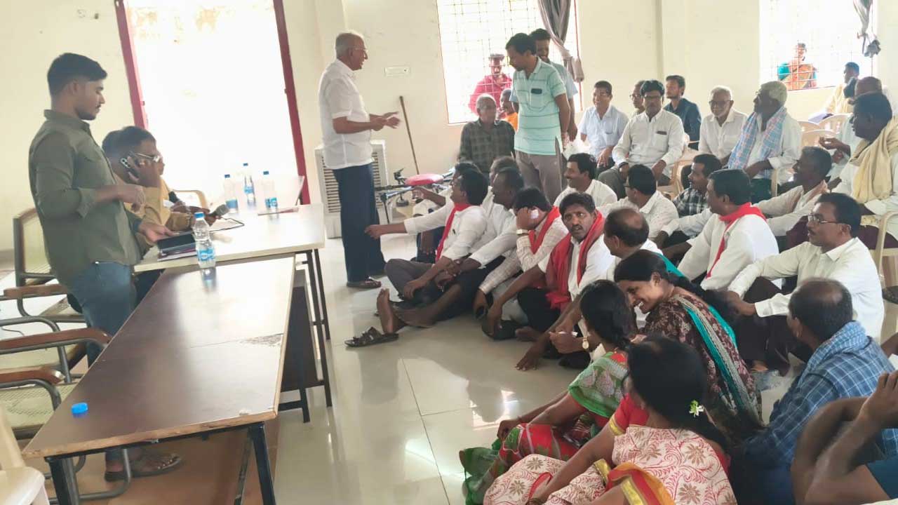 మక్కల కొనుగోళ్లలో ప్రభుత్వానిదే నిర్లక్ష్యం